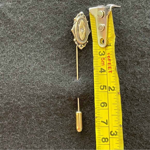 Vintage Avon gold tone stick pin with a crystal in the center - Picture 6 of 6